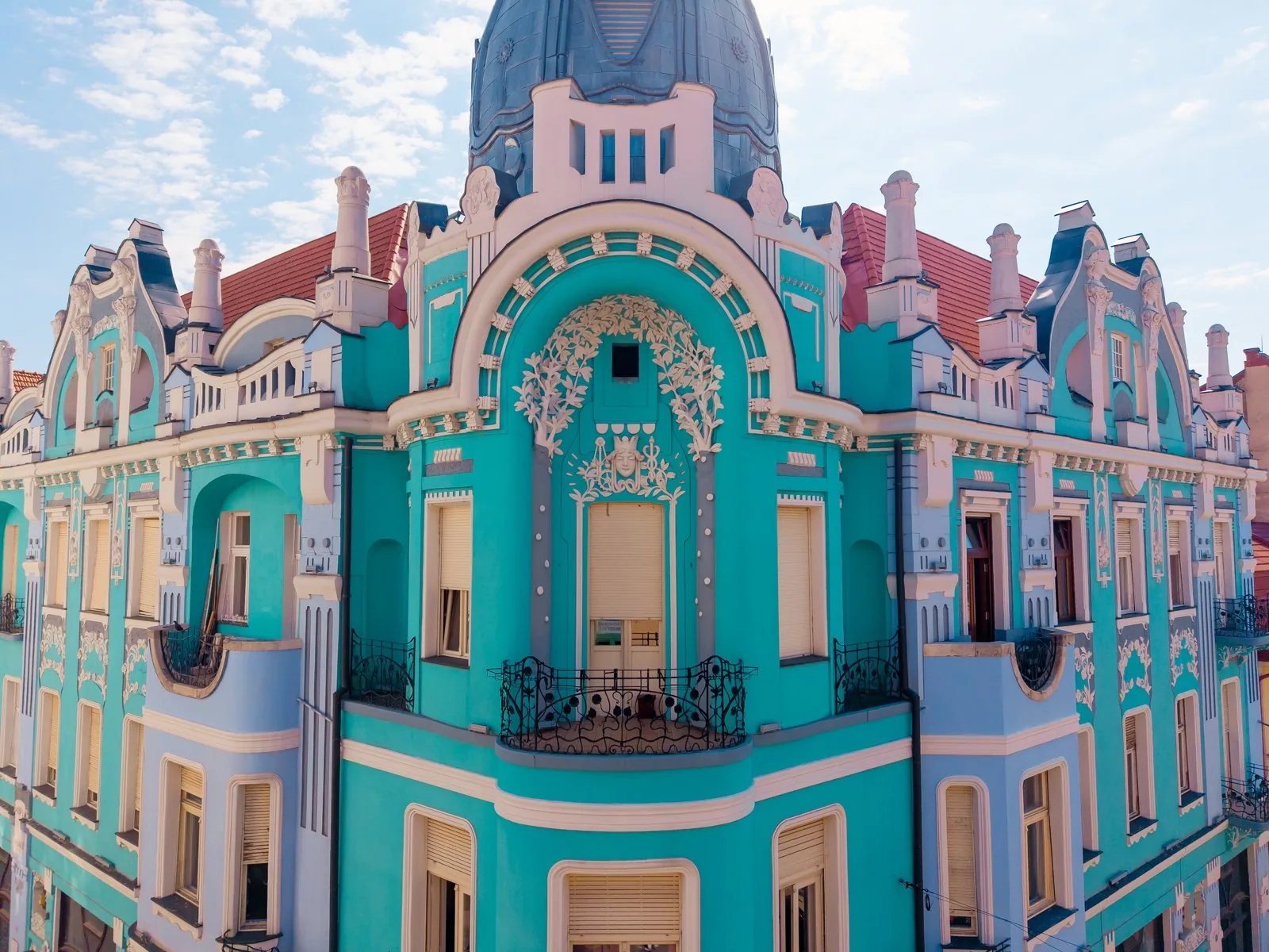 The turquoise Secession facade of the Moskovits Miksa Palace